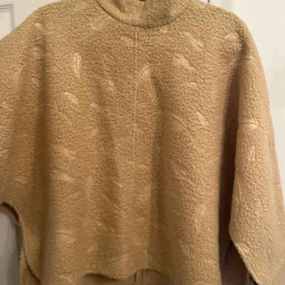 Zara Women's Gold Poncho - Picture 2 of 9